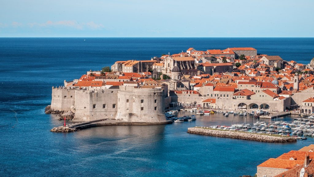 white and red concrete houses beside sea Europa  Dubrovnik, Kroatië
