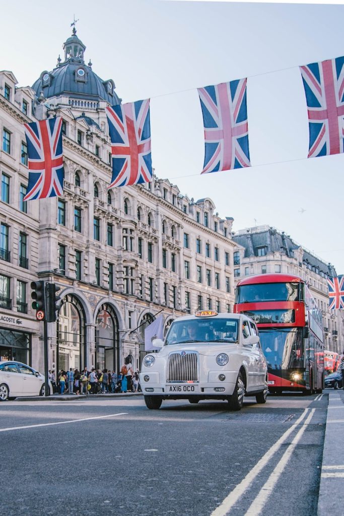 photo of car and bus near castle Londen
