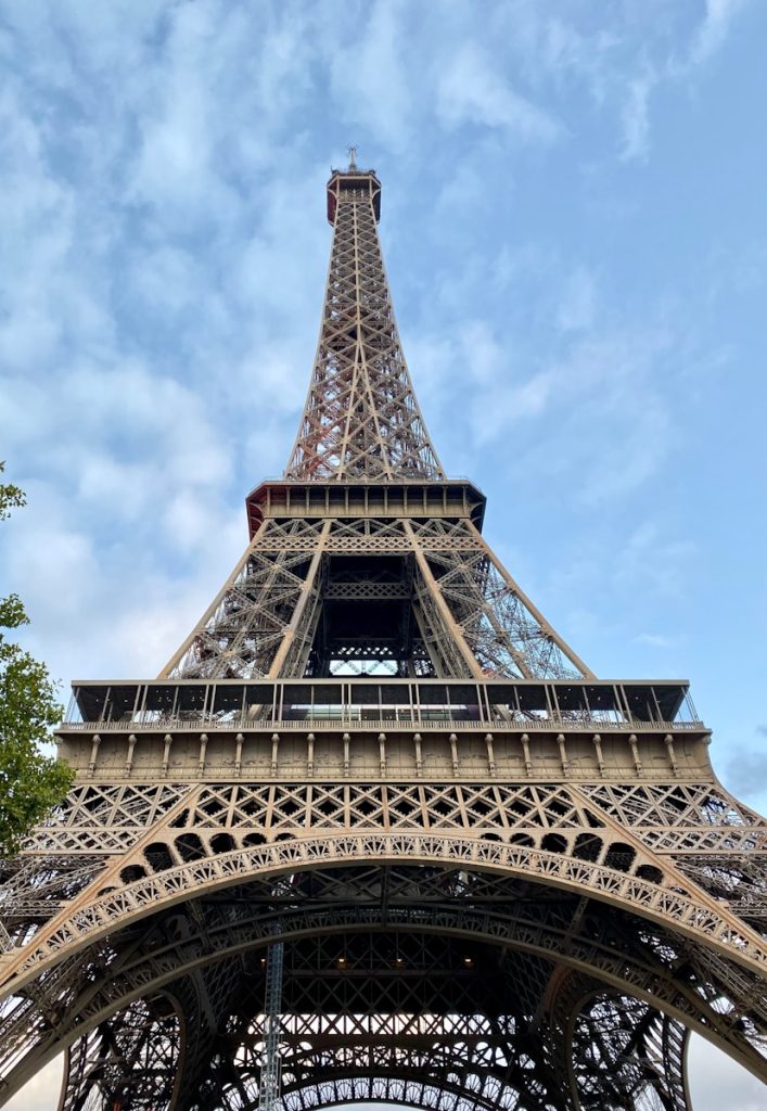 low-angle photography of Eiffel Tower in Paris France under blue and white sky during daytime Parijs Europa