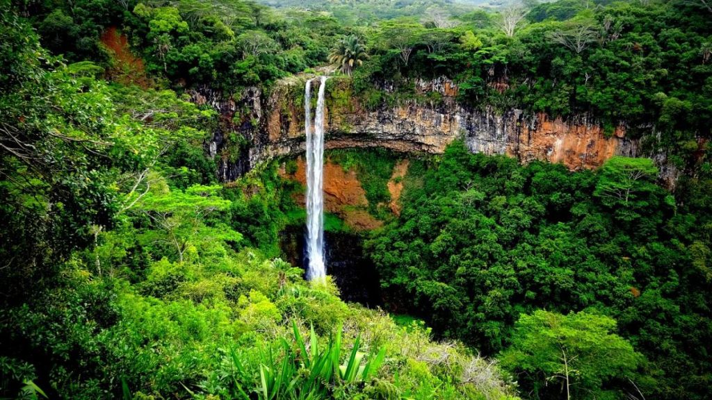 waterfall chamarell Mauritius met kinderen