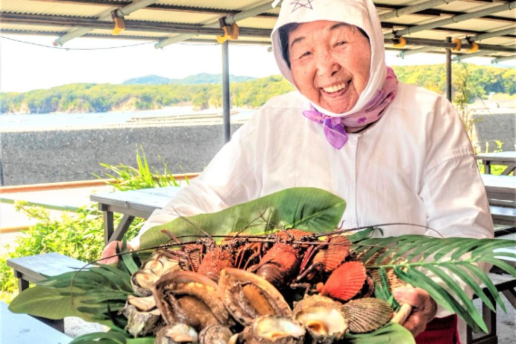 Ama divers, vrouwelijke vrije duikers die al eeuwenlang oesters en zeevruchten